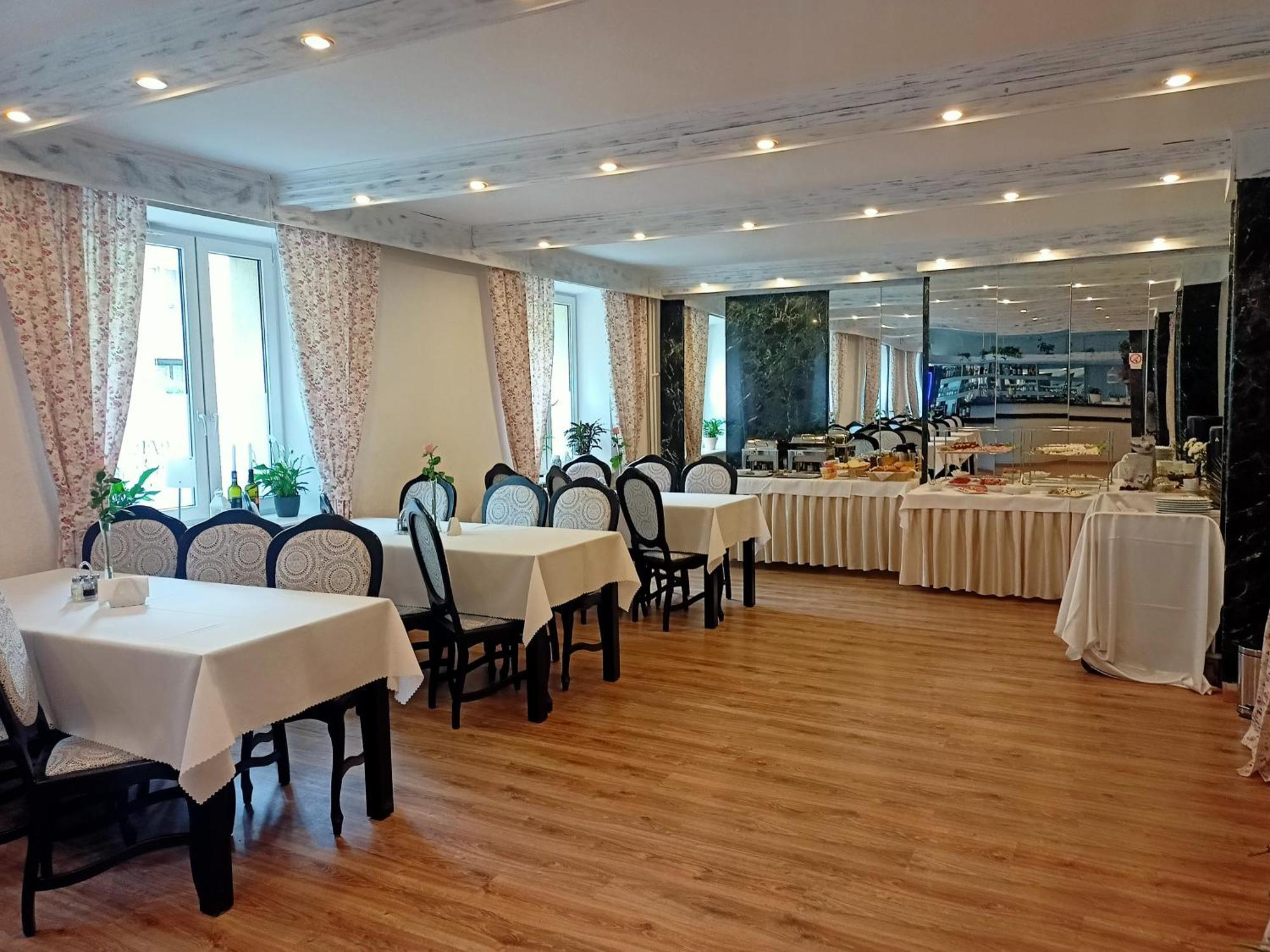 Iskra Otel Radom Dış mekan fotoğraf